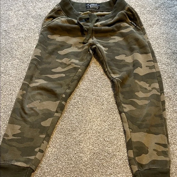 8-year-old Boy’s Clothes Bundle (10 pieces) - Picture 13 of 17